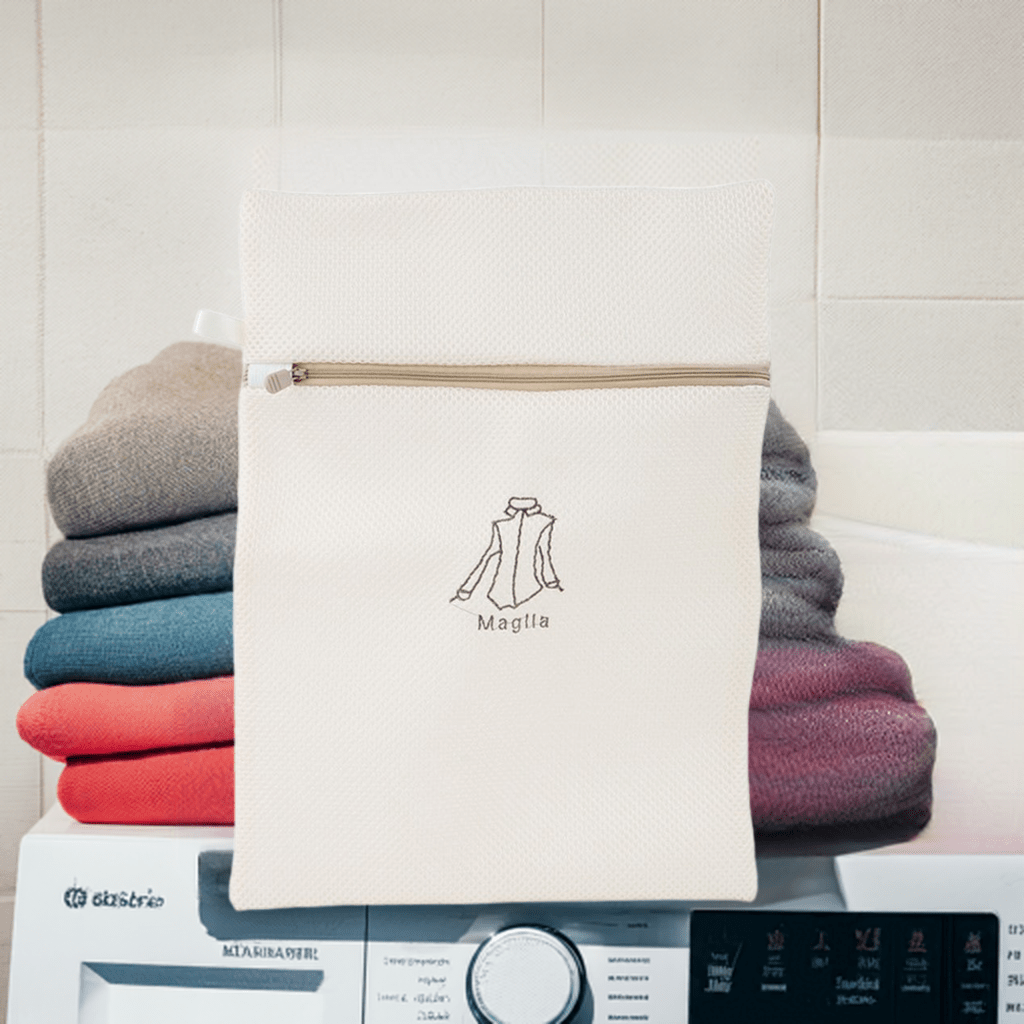 Mesh bag for washing delicate clothes